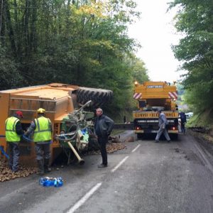 Dépannage véhicule à l'aide d'une grue 83