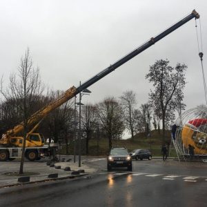 Installation des décorations de Noël sur un rond-point 87