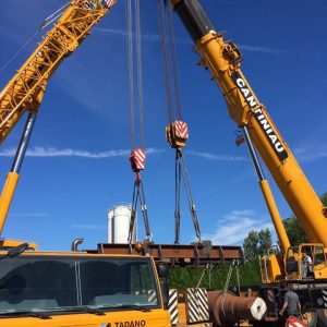 Levage d'une charge avec deux grues 62