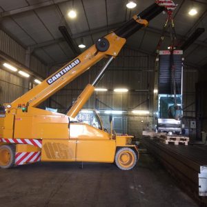 Levage de matériel dans un hangar 105