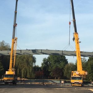 Levage structure métallique avec deux grues 131