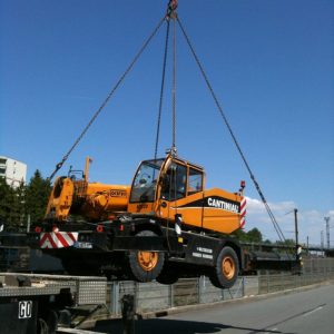 Levage d'une grue pour accéder au chantier 44